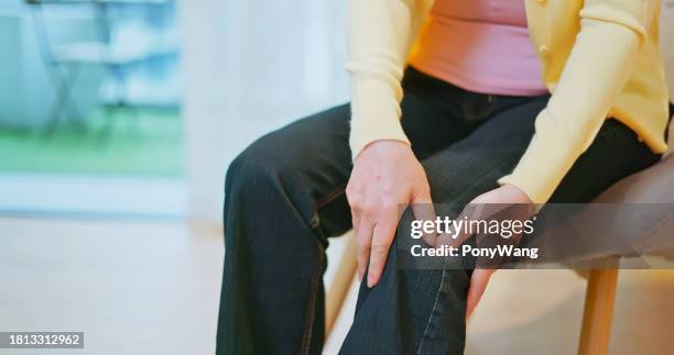 dolor en la rodilla - deficiencia condición fotografías e imágenes de stock