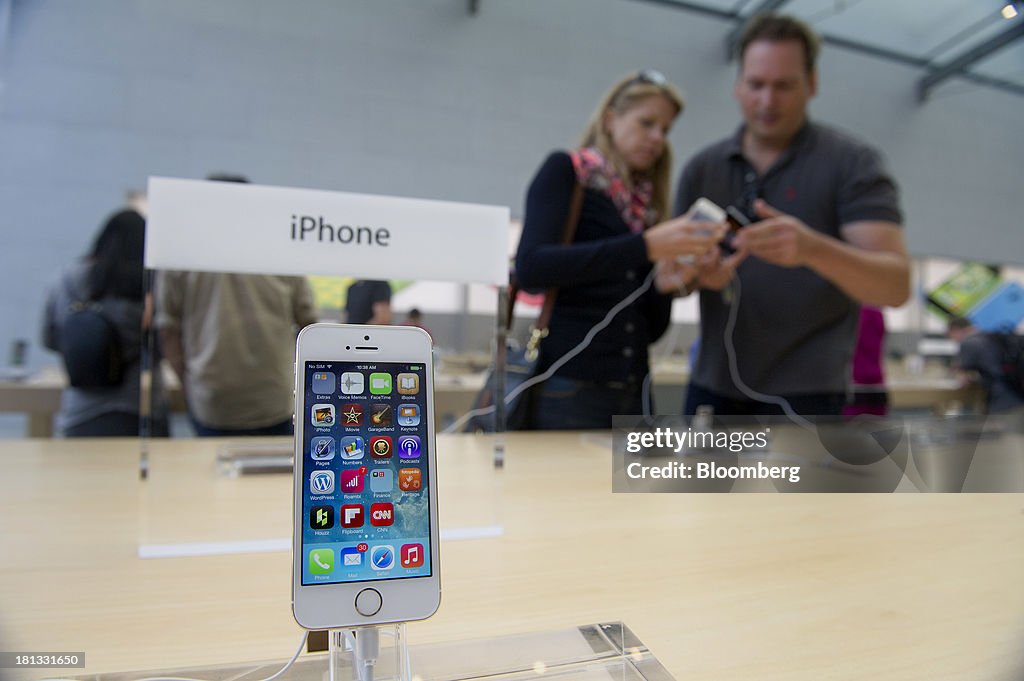 Apple's New IPhone Poised for Record Debut as Sales Begin
