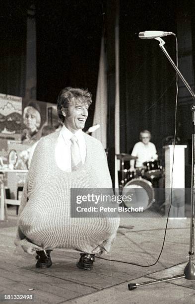 Rudi Carrell, Background-Musiker, Bühnen-Tournee "Käse aus Holland", Brühl, Deutschland, , Bühne, Auftritt, Mikrofon, sw, schwarz-weiß-Motiv, Gag,...