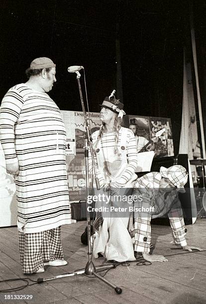 Rudi Carrell , Heinz Eckner, Renate Pichler , Bühnen-Tournee "Käse aus Holland", Brühl, Deutschland, , Bühne, Auftritt, sw, schwarz-weiß-Motiv,...