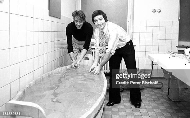 Rudi Carrell , Freddy Quinn, neben den Arbeiten zur ARD-"Rudi Carrell Show", Folge 23: "Schloß", , Toilettenraum, Waschraum, sw, schwarz-weiß-Motiv,...