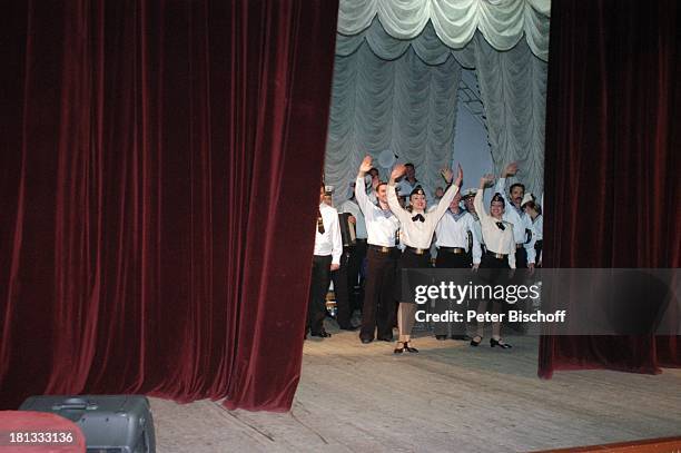 Tänzer und Tänzerinnen, Sänger und Musiker vom "Marinechor der Schwarzmeerflotte", Sevastopol, Ukraine, , Prod..-Nr.: 1496/2006, Auftritt, Bühne,...