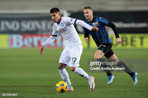 Mathias Olivera of SSC Napoli controls the ball whilst under pressure from Teun Koopmeiners of Atalanta BC during the Serie A TIM match between...