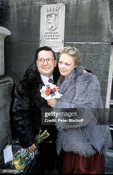 Barbara Schöne, Ehemann Jonny Buchardt, Standesamt, Spandau, Berlin, Deutschland, Europa, Hochzeit, Blumen, Mantel, Umarmen, Schauspielerin, LR, Sc ;;