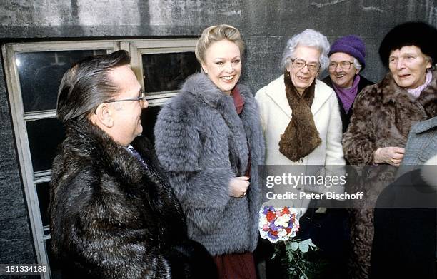 Barbara Schöne, Ehemann Jonny Buchardt, Bekannte, Standesamt, Spandau, Berlin, Deutschland, Europa, Hochzeit, Blumen, Mantel, Schauspielerin, LR, Sc...