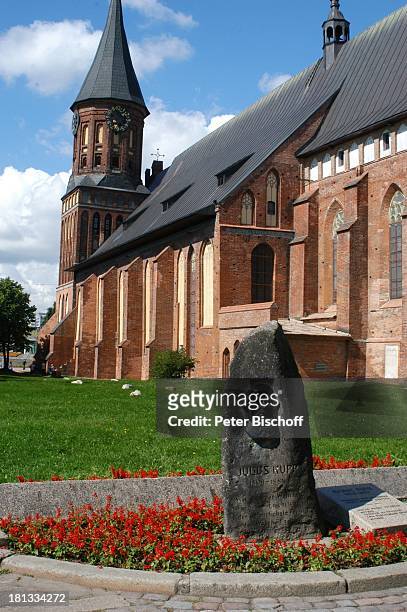 Gedenkstein vor dem Dom von Kaliningrad , Russland , Europa, ,