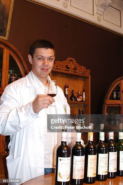 Massan , Besuch eines Weingutes, Jalta, Ukraine, Europa, , Prod.-Nr.: 1496/2006, Weinflaschen, Alkohol, Reise,