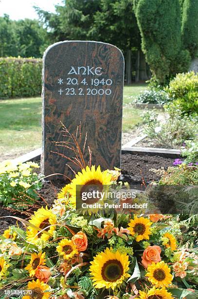 Grab von Rudi Carrelund Ex-Ehefrau Anke Kesselaar, mit Grabstein von Anke Kesselaar, "Friedhof Heiligenfelde" , Deutschland, ,