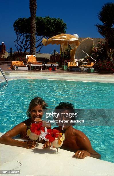 Herbert Herrmann, Freundin Susanne Uhlen, Pool des "Faro" - Hotels, Urlaub, Gran Canaria, , schwimmen, Pool, Wasser, Eis, Drink, Cocktail, lächeln,...