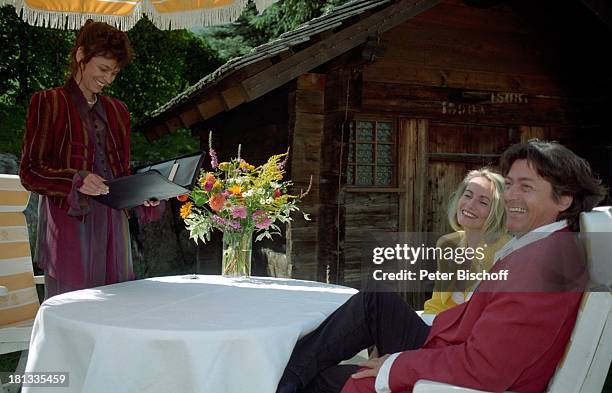 Herbert Herrmann, Ehefrau Karin , Herbert Herrmanns Hochzeit, Grindelwald, Schweiz, Europa, , Arm in Arm, anfassen, festhalten, Anzug, lachen,...