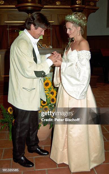 Herbert Herrmann mit Ehefrau Karin, geb. Gustke, Hochzeit, Grindelwald/Schweiz, , Brautkleid, in weiß, Braut, Bräutigam, Blume, verliebt, Kirche,...