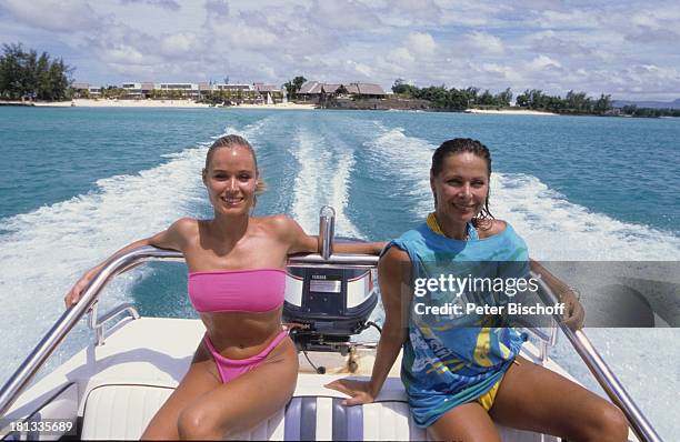 Renate Langer , Heide Keller, im Anschluß an die Dreharbeiten zur ZDF-Serie "Traumschiff", Folge: "Brasilien", Mauritius, , Motorboot, Boot, Strand,...