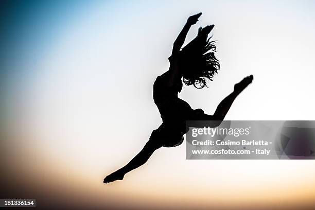 jump - danseuse photos et images de collection