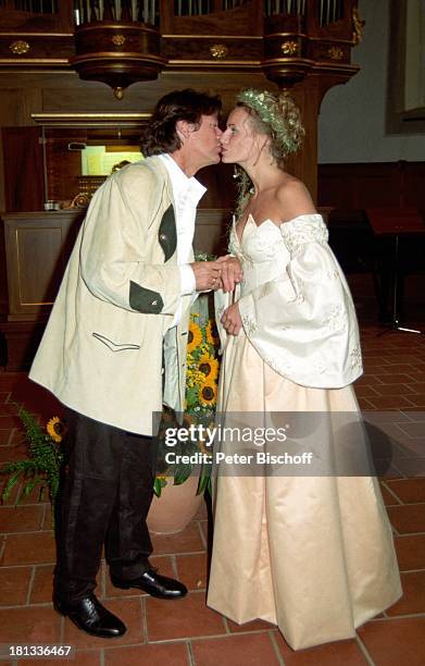 Herbert Herrmann mit Ehefrau Karin, geb. Gustke, Hochzeit, Grindelwald/Schweiz, Brautkleid, in weiß, Braut, Bräutigam, Blume, verliebt, Kirche, Ehe,...