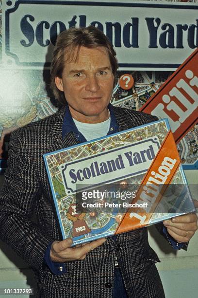 Fritz Wepper, Jubiläum zum einemillionsten verkauften "Scotland Yard"-Spiel, Ravensburg, Deutschland, , Spiel, Plakat, präsentieren, Schauspieler,...