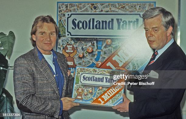 Fritz Wepper , Spielerfinder , Jubiläum zum einemillionsten verkauften "Scotland Yard"-Spiel, Ravensburg, Deutschland, , Spiel, Plakat, präsentieren,...
