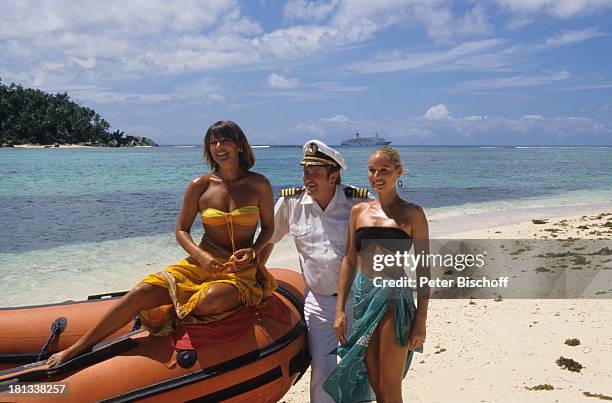 Renate Langer, Heide Keller, Kapitän Harry H. Biehl, am Rande der Dreharbeiten zur ZDF-Serie "Traumschiff", Salvador do Bahia, Brasilien, , Strand,...