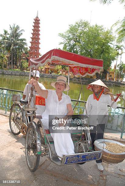 Marie-Luise Marjan, Rikscha-Fahrer, Erdnuss-Verkäuferin , Ausflug zur "Quan Troc" Pagode am West-See, Urlaub, Hanoi, Vietnam, Asien, Gebäude, Wasser,...