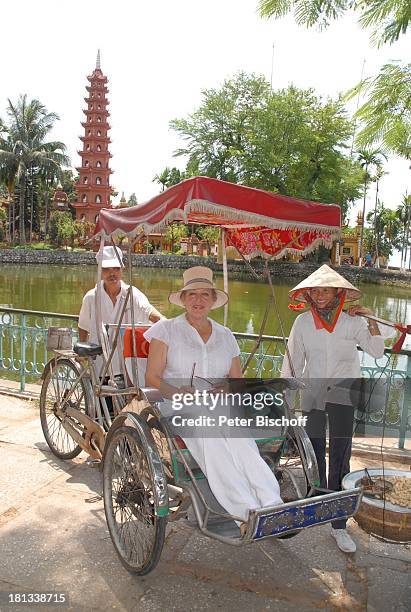 Marie-Luise Marjan, Rikscha-Fahrer, Erdnuss-Verkäuferin , Ausflug zur "Quan Troc" Pagode am West-See, Urlaub, Hanoi, Vietnam, Asien, Gebäude, Wasser,...