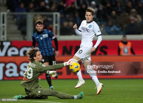 Marco Carnesecchi of Atalanta BC makes a save from Piotr Zielinski of SSC Napoli during the Serie A TIM match between Atalanta BC and SSC Napoli at...