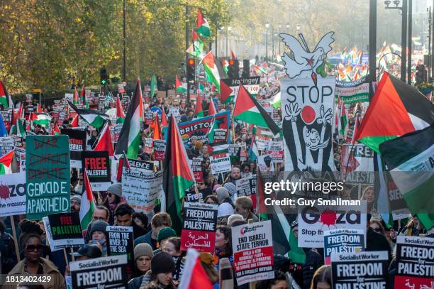 The march heads down Piccadilly as hundreds of thousand of people attend the national protest in solidarity with Palestine on November 25, 2023 in...