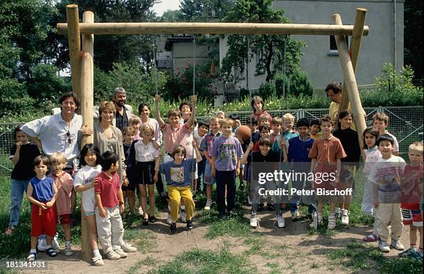 Herbert Herrmann, Susanne Uhlen, Spielplatz Einweihung, Potsdam, Deutschland, , Schaukel, Kind, Schauspieler, Schauspielerin,