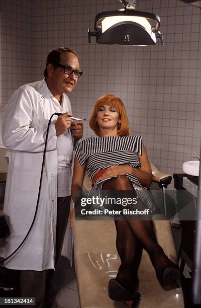 Diether Krebs , Iris Berben, ARD-Comedy-Show "Sketchup", München, Bayern, , Studio, Arzt-Kittel, Praxis, Bohrer, Perücke, Brille, Kostüm, Maske,...