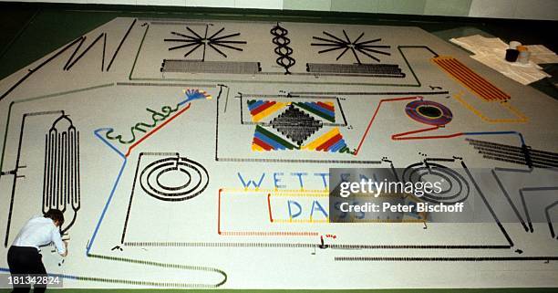 Klaus Friedrich , 22.222 Domino-Steine, "Domino-Wette", ZDF-Show "Wetten daß ; ?", Hagen, Deutschland, , Logo, Abiturient,