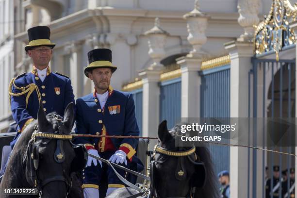 royal ceremony in front of the hague's noordeinde palace - paleis noordeinde stockfoto's en -beelden