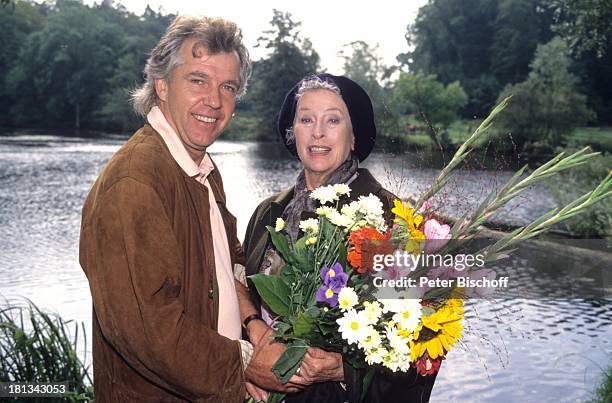 Gero Erhardt, Anneliese Uhlig, 9-teilige ZDF-Serie "Neues vom Immenhof", Staffel 2, Hamburg, Deutschland, , Blumen-Strauß, See, Regisseur,...