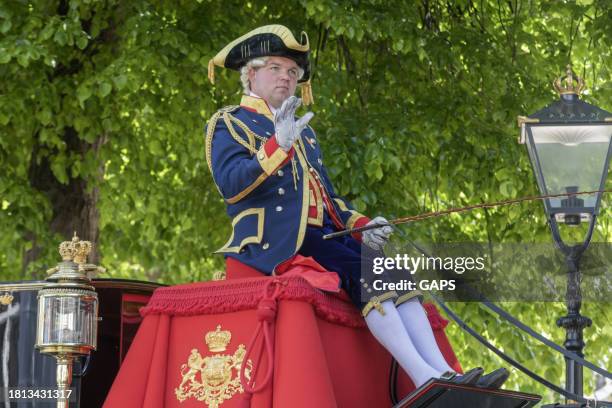 royal ceremony in front of the hague's noordeinde palace - paleis noordeinde stockfoto's en -beelden