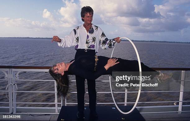 Petra Schürmann, Zauberkünstler Werner Cerutti & Chris, MS "Europa", Atlantik-Kreuzfahrt, , "schwebende Junnfrau, Zaubertrick, Deck, Meer,...