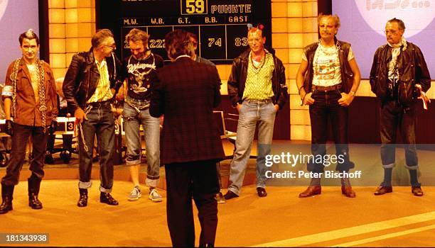 Frank Elstner , 12 Baseler Bankdirektoren als Punker , ZDF-Show "Wetten daß ; ?", Basel, Schweiz, , Schlussbild, Punk, punkig, bunte Haare, "Iro",...