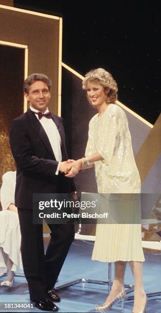 Doris Papperitz, Rolf Milse, ZDF-Show "Ein Abend in Gold", Hamburg, Deutschland, Europa, , Hände schütteln, Unterhaltung, Moderatorin,