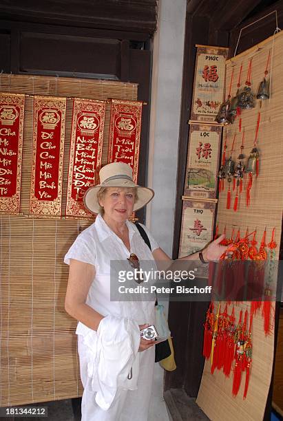 Marie-Luise Marjan, Ausflug zum "Tempel der Literatur" , Urlaub, Hanoi, Vietnam, Asien, Hut, Schriftrollen, Glocken, Bänder, Schauspielerin,
