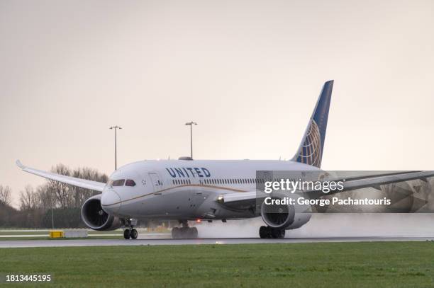 united airlines boeing 787 taking off from amsterdam schiphol airport - boeing 787 stock pictures, royalty-free photos & images