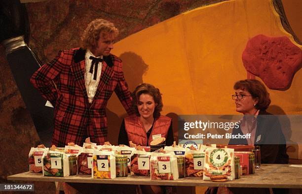 Thomas Gottschalk, Bettina Graf u. Andrea Rehnert , ZDF-Show "Wetten, dass?", "Knäckebrot"-Wette, Bremerhaven, Deutschland, , Bühne, Brille, Brot,...