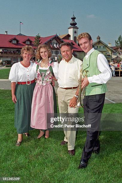 Stefan Mross , Freundin Stefanie Hertel , Mutter Elisabeth und Vater Eberhard Hertel, während den Dreharbeiten zur ZDF-Show "Lustige Musikanten",...