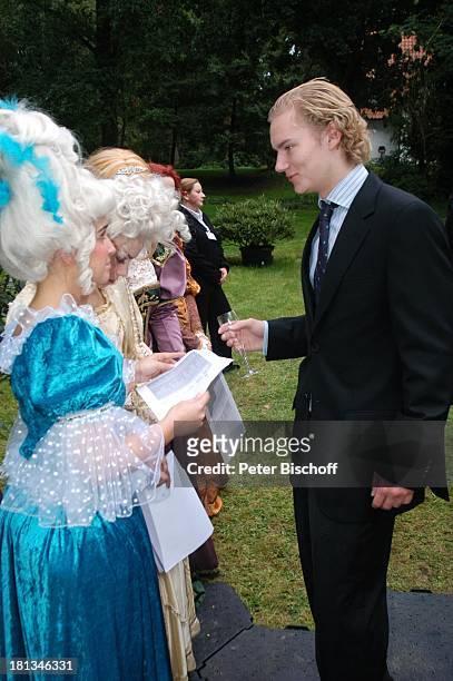 Prinz Christian Ludwig von Preussen , Helferin im Rokkoko-Kostüm, Sommerfest "Der festliche Sommerabend von Preussen 2007" auf dem "Wümmehof" von...
