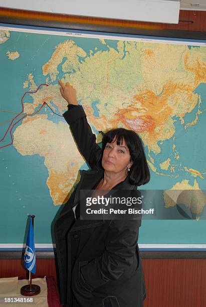 Christiane Sadlo alias Inga Lindström, Columbuskaje, Bremerhaven, Deutschland, Europa, Karte, Weltkarte, Landkarte, Schiff, Kreuzfahrtschiff, "MS...