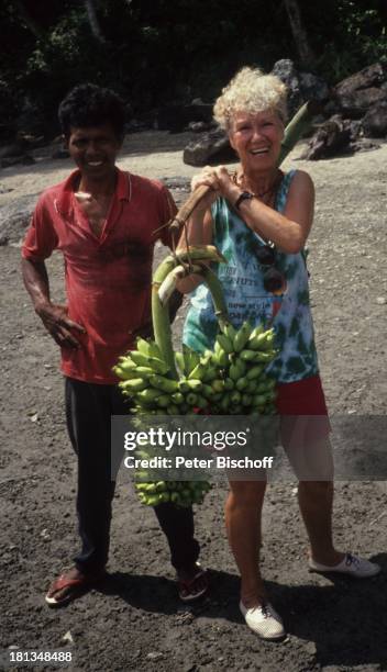 Maria Sebaldt, Einheimischer, Sulawesi, Indonesien, , Urlaub, Bananen, Bananen-Staude, Staude, Strand, Schauspielerin,