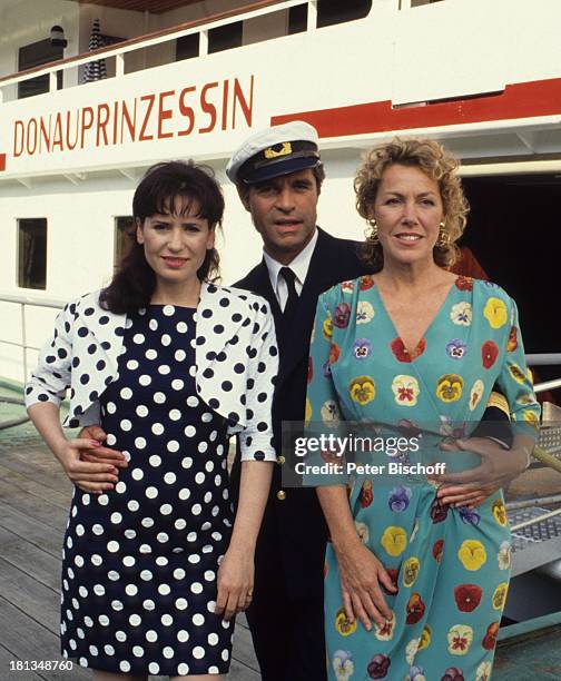 Brigitte Karner, Oliver Tobias, Gaby Dohm , ZDF-Serie "Donauprinzessin", Wien, Österreich, , Schiff, Hut, Ohrringe, Schmuck, Uniform,...