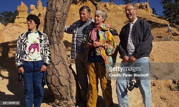 Robert Freitag , Maria Sebaldt , Mitreisende, Abstieg in den Canyon, Utah, USA, , Fels, Felsen, Berg, Fernglas, Fotoapperat, Schauspielerin,...
