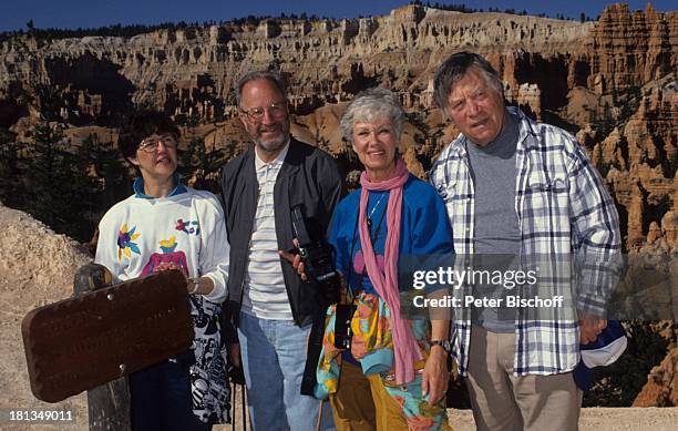 Robert Freitag, Maria Sebaldt, Mitreisende , Abstieg in den Canyon, Utah, USA, , Fels, Felsen, Berg, Videokamera, Fotoapperat, Schauspielerin,...