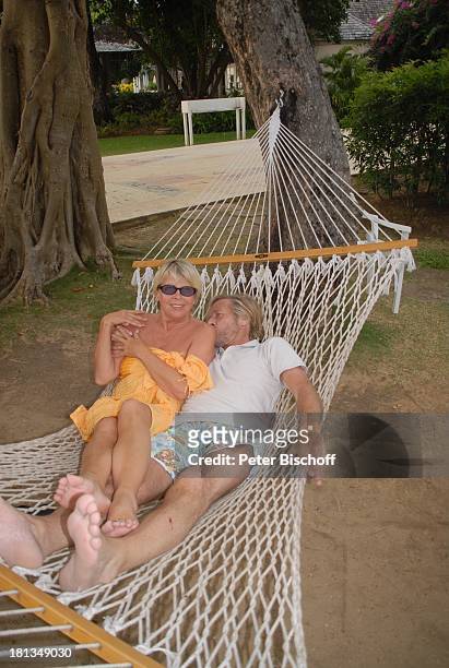 Horst Janson, Ehefrau Hella Janson, "Almond Beach Village" , Urlaub, Speightstown / St. Peter, Insel Barbados, Karibik, Hängematte, Schauspieler,