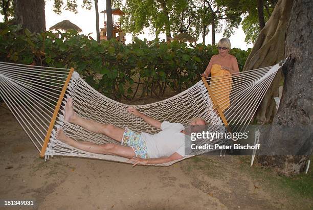 Horst Janson, Ehefrau Hella Janson, "Almond Beach Village" , Urlaub, Speightstown / St. Peter, Insel Barbados, Karibik, Hängematte, Schauspieler,