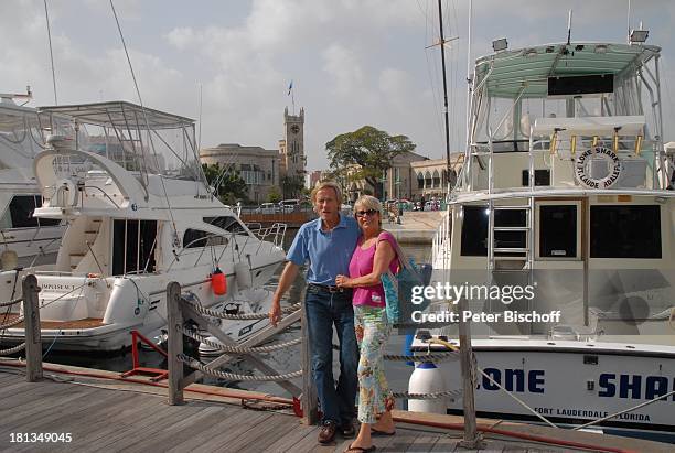 Horst Janson, Ehefrau Hella, Insel-Ausflug, Bridgtown, Hafen, Insel Barbados, Karibik, Schiff, Motor-Yacht, Anlege-Steg, Urlaub, Schauspieler,