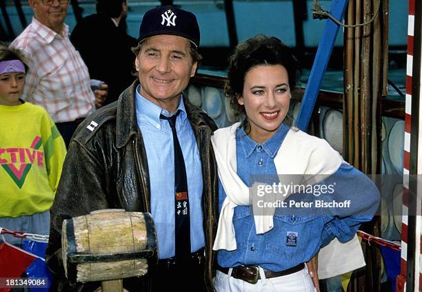 Freddy Quinn, Sabine Sauer, "60. Geburtstag von Freddy Quinn", Hamburg, Deutschland, , "Hau den Lukas ", Hammer, Jahrmarkt, Müze, Cap, Schauspieler,...