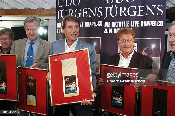 Udo Jürgens , Freddy Burger , Peter Wagner , Mucki Stammler , Wolfgang Hofer , Verleihung 4 x Gold für CD"Jetzt oder nie", Sampler "Zeig mir den...