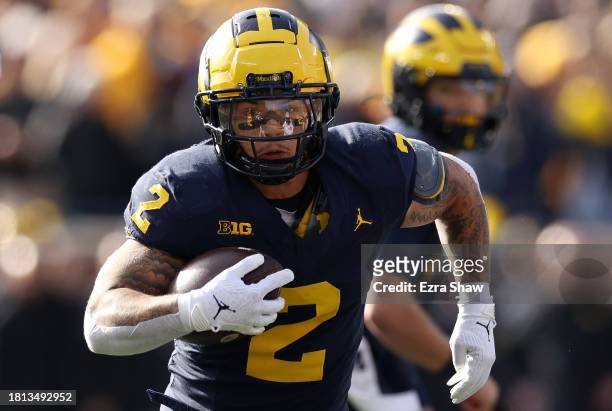 Blake Corum of the Michigan Wolverines runs the ball against the Ohio State Buckeyes during the first quarter in the game at Michigan Stadium on...